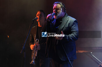 2023-06-27 - New Zealand actor Russell Crowe in concert with his band during the 