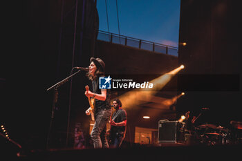 2023-07-05 - James Bay singing on stage - JAMES BAY - LIVE AT ROMA SUMMER FEST - CONCERTS - SINGER AND ARTIST