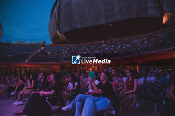 2023-07-05 - The audience during the show - JAMES BAY - LIVE AT ROMA SUMMER FEST - CONCERTS - SINGER AND ARTIST
