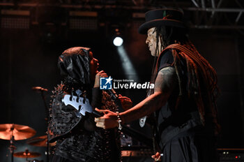 2023-07-06 - Skin and Cass Lewis of Skunk Anansie live at Valmontone Outlet Summer Festival 2023, 6 July 2023, Vamontone Outlet, Valmontone, Italy. - SKUNK ANANSIE - CONCERTS - SINGER AND ARTIST