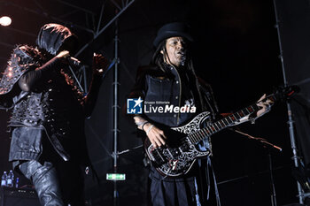 2023-07-06 - Skin and Cass Lewis of Skunk Anansie live at Valmontone Outlet Summer Festival 2023, 6 July 2023, Vamontone Outlet, Valmontone, Italy. - SKUNK ANANSIE - CONCERTS - SINGER AND ARTIST