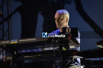 2023-07-08 - Roger King performs during the concert 'Steve Hackett Genesis Revisited' on July 8, 2023 at Teatro Romano Ostia Antica in Rome, Italy - STEVE HACKETT - GENESIS REVISITED - CONCERTS - SINGER AND ARTIST