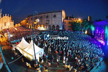 2023-07-11 - Fans in piazza Sordello during the Sting's concert - STING -  MY SONGS 2023 - CONCERTS - SINGER AND ARTIST