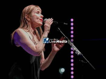 SUZANNE VEGA WITH GERRY LEONARD - AN INTIMATE EVENING OF SONGS AND STORIES - CONCERTS - SINGER AND ARTIST