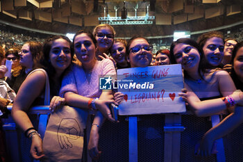 2023-10-09 - Luis Tomlinson's fans waiting for the show “Faith in the future world tour 2023” in Bologna, Italy, October 9, 2023 at Unipol Arena - photo: Michele Nucci - LUIS TOMLINSON - “FAITH IN THE FUTURE 2023 TOUR”. - CONCERTS - SINGER AND ARTIST