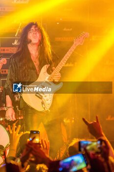 2023-11-09 - Mlamsteen plays his fender stratocaster guitar with audience - YNGWIE J MALMSTEEN - CONCERTS - SINGER AND ARTIST
