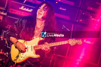 2023-11-09 - Mlamsteen plays his fender stratocaster guitar, back amp Marshall - YNGWIE J MALMSTEEN - CONCERTS - SINGER AND ARTIST