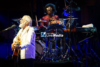 2023-06-18 - YUSUF/CAT STVENS SING AND PLAY GUITAR WITH THE DRUMMER - YUSUF / CAT STEVENS LIVE IN ROME - CONCERTS - SINGER AND ARTIST