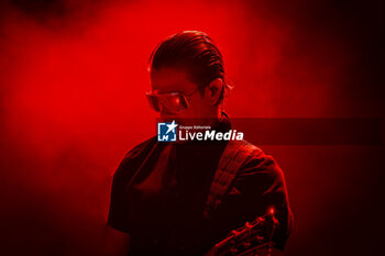 2023-06-28 - PAUL BANKS PLAY GUITAR - INTERPOL LIVE IN ROME - CONCERTS - SINGER AND ARTIST