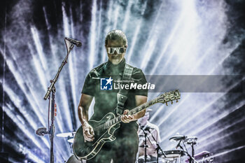 2023-06-28 - PAUL BANKS PLAY GUITAR - INTERPOL LIVE IN ROME - CONCERTS - SINGER AND ARTIST