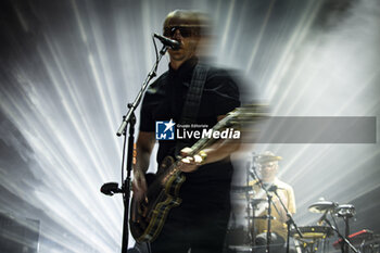 2023-06-28 - PAUL BANKS PLAY GUITAR AND SING - INTERPOL LIVE IN ROME - CONCERTS - SINGER AND ARTIST