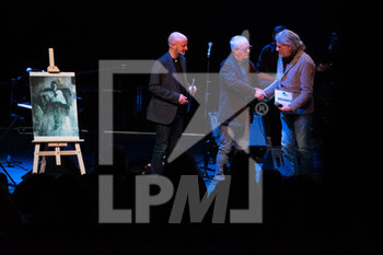 2023-01-12 - Painting awards (Walter Marin), Roberto Sironi on stage - FINALE PREMIO FABRIZIO DE ANDRè XXI - SHOWS - FESTIVAL