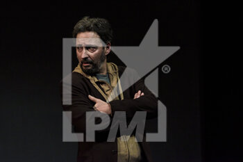 05/02/2023 - Renato Marchetti performs during the teather show 'L'onesto fantasma' on Febraury 5, 2023 at Teatro Tor Bella Monaca in Rome, Italy - GIANMARCO TOGNAZZI - L'ONESTO FANTASMA - TEATRO - SPETTACOLI
