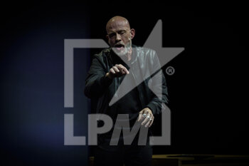 05/02/2023 - Gianmarco Tognazzi perform during the teather show 'L'onesto fantasma' on Febraury 5, 2023 at Teatro Tor Bella Monaca in Rome, Italy - GIANMARCO TOGNAZZI - L'ONESTO FANTASMA - TEATRO - SPETTACOLI