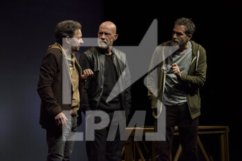 05/02/2023 - Renato Marchetti, Fausto Sciarappa and Gianmarco Tognazzi perform during the teather show 'L'onesto fantasma' on Febraury 5, 2023 at Teatro Tor Bella Monaca in Rome, Italy - GIANMARCO TOGNAZZI - L'ONESTO FANTASMA - TEATRO - SPETTACOLI