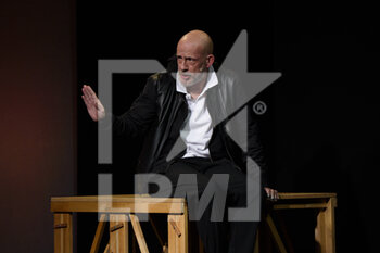 05/02/2023 - Gianmarco Tognazzi performs during the teather show 'L'onesto fantasma' on Febraury 5, 2023 at Teatro Tor Bella Monaca in Rome, Italy - GIANMARCO TOGNAZZI - L'ONESTO FANTASMA - TEATRO - SPETTACOLI