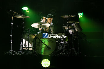 2024-04-03 - Dario Iaculli of The Kolors performs live on stage during THE KOLORS at  Forum on April 03, 2024 in Assago, Italy - THE KOLORS - CONCERTS - ITALIAN MUSIC BAND