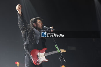 2024-04-03 - Antonio Alex Fiordispino known professionally as Stash front man of The Kolors performs live on stage during THE KOLORS at  Forum on April 03, 2024 in Assago, Italy - THE KOLORS - CONCERTS - ITALIAN MUSIC BAND
