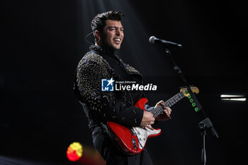 2024-04-03 - Antonio Alex Fiordispino known professionally as Stash front man of The Kolors performs live on stage during THE KOLORS at  Forum on April 03, 2024 in Assago, Italy - THE KOLORS - CONCERTS - ITALIAN MUSIC BAND