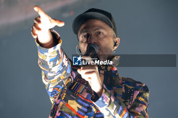 2024-04-03 - Samuel, pseudonym of Samuel Umberto Romano, lead vocal of Subsonica, sing on stage during the Subsonica 2024 Tour at PalaUnical on April 3, 2024 in Mantua, Italy. - SUBSONICA - SUBSONICA 2024 TOUR - CONCERTS - ITALIAN MUSIC BAND