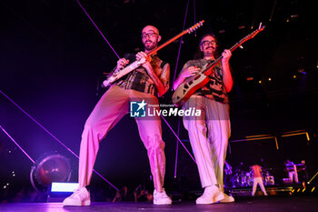 2024-04-09 - (L-R) Lorenzo Pasini and Nicola Buttafuoco of Pinguini Tattici Nucleari perform live on stage during Palasport 2024 at  Forum on April 09, 2024 in Assago, Italy - PINGUINI TATTICI NUCLEARI - PALASPORT 2024 - CONCERTS - ITALIAN MUSIC BAND