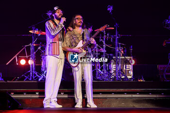 2024-04-09 - (L-R) Riccardo Zanotti and Nicola Buttafuoco of Pinguini Tattici Nucleari perform live on stage during Palasport 2024 at  Forum on April 09, 2024 in Assago, Italy - PINGUINI TATTICI NUCLEARI - PALASPORT 2024 - CONCERTS - ITALIAN MUSIC BAND