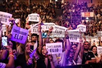 2024-05-08 - fans Happy birthday Elio Biffi during the concert - PINGUINI TATTICI NUCLEARI - NON PERDIAMOCI MICA DI VISTA PALASPORT 2024 - CONCERTS - ITALIAN MUSIC BAND
