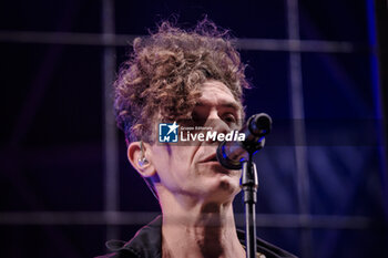 2024-06-20 - Lorenzo Kruger - frontman of Nobraino band -performing live - NOBRAINO - 'ANIMALI DA PALCOSCENICO' TOUR ESTIVO - CONCERTS - ITALIAN MUSIC BAND