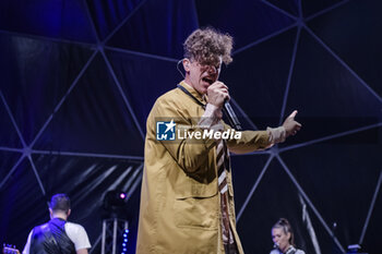 2024-06-20 - Lorenzo Kruger - frontman of Nobraino band -performing live - NOBRAINO - 'ANIMALI DA PALCOSCENICO' TOUR ESTIVO - CONCERTS - ITALIAN MUSIC BAND