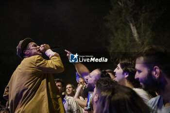 2024-06-20 - Lorenzo Kruger - frontman fo Nobraino band - and his fans - NOBRAINO - 'ANIMALI DA PALCOSCENICO' TOUR ESTIVO - CONCERTS - ITALIAN MUSIC BAND