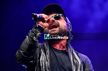 2024-07-01 - Riccardo Luciano Carotenuto of The Lira performs opening The Libertines Tour 2024 at Villa Ada Estate 2024, on July 1, 2024 in Rome, Italy. - THE LIRA LIVE TOUR 2024 - CONCERTS - ITALIAN MUSIC BAND