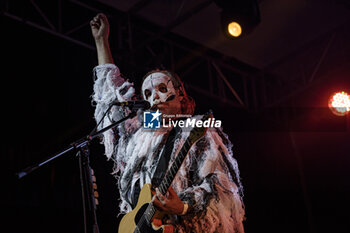 2024-07-19 - Davide Toffolo of “Tre Allegri Ragazzi morti” band performing live in concert - TRE ALLEGRI RAGAZZI MORTI - PROPAGANDA SHUSTER - CONCERTS - ITALIAN MUSIC BAND