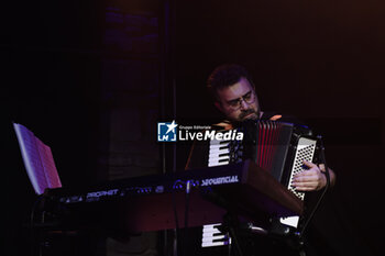 2024-11-07 - Edoardo Petretti durante il live al Monk - Gruppo musicale Il Muro del Canto – 7 novembre 2024 – Roma, Italia - IL MURO DEL CANTO - 