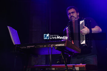 2024-11-07 - Edoardo Petretti durante il live al Monk - Il gruppo musicale Il Muro del Canto – 7 novembre 2024 – Roma, Italia - IL MURO DEL CANTO - 