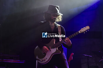 2024-11-07 - Franco Pietropaoli durante il live al Monk - Il gruppo musicale Il Muro del Canto – 7 novembre 2024 – Roma, Italia - IL MURO DEL CANTO - 