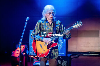 2024-05-05 - Steve Howe play the guitar - YES - THE CLASSIC TALES OF YES TOUR 2024 - CONCERTS - MUSIC BAND