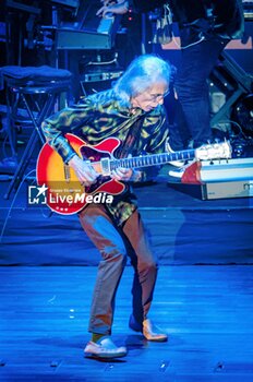 2024-05-05 - Steve Howe play the guitar - YES - THE CLASSIC TALES OF YES TOUR 2024 - CONCERTS - MUSIC BAND