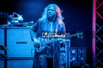 2024-05-05 - Billy Sherwood play the bass - YES - THE CLASSIC TALES OF YES TOUR 2024 - CONCERTS - MUSIC BAND