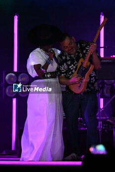 2024-06-20 - Skye Edwards and Ross Godfrey during the Morcheeba Concert at Temple of Venus,Coliseum Archaeological Park in Rome, Italy on June 20th, 2024 - MORCHEEBA TOUR 2024 - CONCERTS - MUSIC BAND