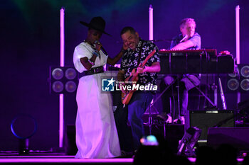 2024-06-20 - Skye Edwards and Ross Godfrey during the Morcheeba Concert at Temple of Venus,Coliseum Archaeological Park in Rome, Italy on June 20th, 2024 - MORCHEEBA TOUR 2024 - CONCERTS - MUSIC BAND