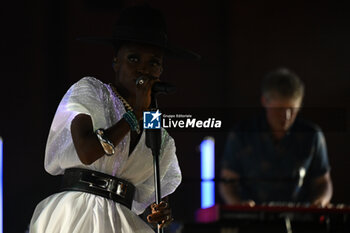 2024-06-20 - Skye Edwards during the Morcheeba Concert at Temple of Venus,Coliseum Archaeological Park in Rome, Italy on June 20th, 2024 - MORCHEEBA TOUR 2024 - CONCERTS - MUSIC BAND