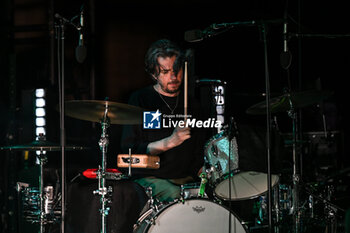 2024-06-24 - Tom Skinner of The Smile performs during The Smile Live in Europe 2024 Tour at Cavea of Auditorium Parco della Musica, on June 24, 2024 in Rome, Italy. - THE SMILE SUMMER 2024 - CONCERTS - MUSIC BAND