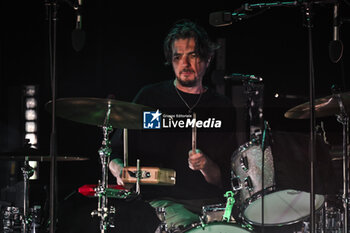 2024-06-24 - Tom Skinner of The Smile performs during The Smile Live in Europe 2024 Tour at Cavea of Auditorium Parco della Musica, on June 24, 2024 in Rome, Italy. - THE SMILE SUMMER 2024 - CONCERTS - MUSIC BAND