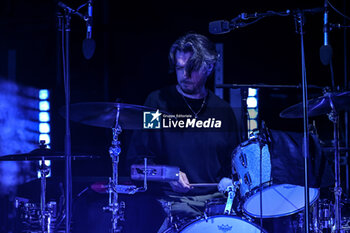 2024-06-24 - Tom Skinner of The Smile performs during The Smile Live in Europe 2024 Tour at Cavea of Auditorium Parco della Musica, on June 24, 2024 in Rome, Italy. - THE SMILE SUMMER 2024 - CONCERTS - MUSIC BAND