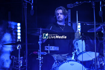 2024-06-24 - Tom Skinner of The Smile performs during The Smile Live in Europe 2024 Tour at Cavea of Auditorium Parco della Musica, on June 24, 2024 in Rome, Italy. - THE SMILE SUMMER 2024 - CONCERTS - MUSIC BAND