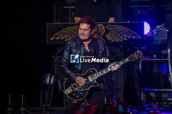 2024-06-28 - Charlie Burchill play the guitar - SIMPLE MINDS - GLOBAL TOUR 2024 - CONCERTS - MUSIC BAND