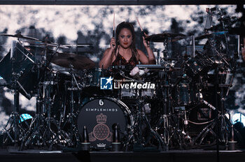 2024-06-28 - Cherisse Osei play the drum - SIMPLE MINDS - GLOBAL TOUR 2024 - CONCERTS - MUSIC BAND