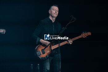 2024-06-28 - Ged Grimes play trhe bass - SIMPLE MINDS - GLOBAL TOUR 2024 - CONCERTS - MUSIC BAND