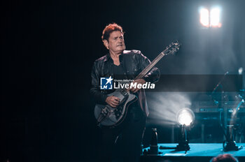 2024-06-28 - Charlie Burchill play the guitar - SIMPLE MINDS - GLOBAL TOUR 2024 - CONCERTS - MUSIC BAND