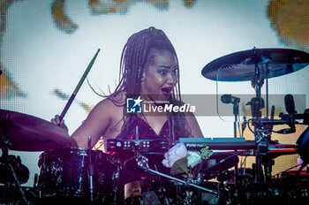 2024-06-28 - Cherisse Osei play the drum - SIMPLE MINDS - GLOBAL TOUR 2024 - CONCERTS - MUSIC BAND